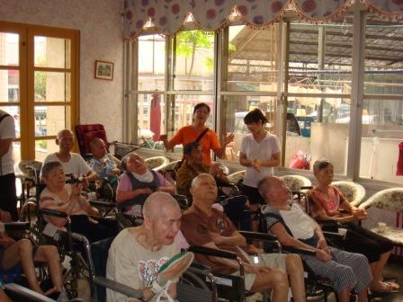 2010/08/28青少年團契至葡萄園安養中心志工：老人們很開心喔~