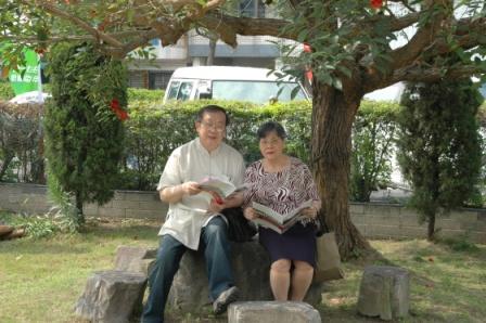 2010.04.18百週年感恩讚美禮拜：溫長老夫婦合照一張紀念