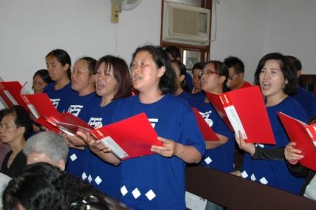 2010.04.18百週年感恩讚美禮拜：靜觀姐妹教會在會中獻上祝歌