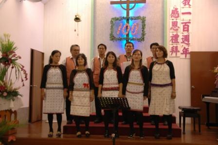 2010.04.18設教百週年聖樂觀摩會：來自花蓮萬榮教會的聖歌隊獻唱(2)